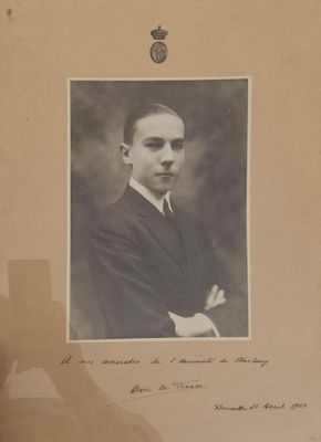 une vieille photo d'un homme en costume-cravate posant pour un cliché