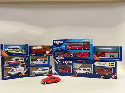 six petites voitures dans une vitrine posée sur une surface blanche