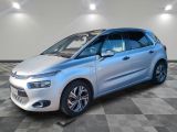 La nouvelle Citroën est garée sur un sol carrelé à damier.