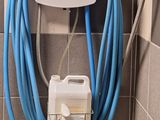 un tuyau bleu fixé au mur d'une salle de bains