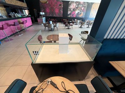 une vitrine en verre au milieu d'une pièce