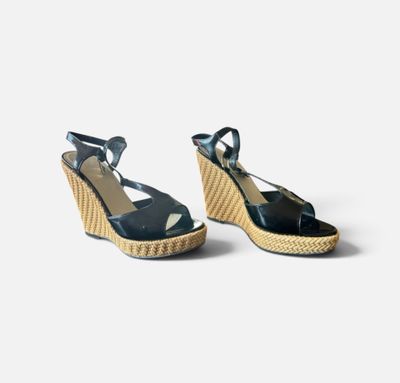 une paire de sandales à talons compensés bleues pour femme sur fond blanc