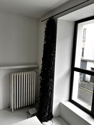 une pièce avec une fenêtre, un radiateur et un radiateur à l'intérieur
