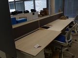 un bureau avec une chaise et un ordinateur posé dessus, dans un bureau