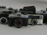 un tas de vieux appareils photo posés sur une table