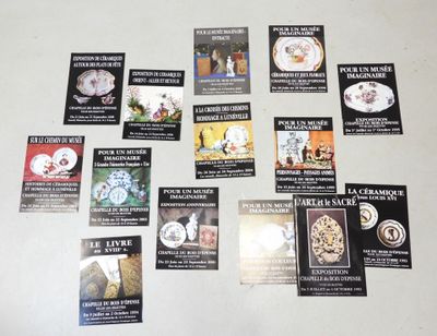 beaucoup de cartes posées sur la table, avec des images dessus