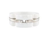 une image montrant un gros plan d'un bracelet sur fond blanc