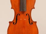 un vieux violon avec un archet sur fond blanc