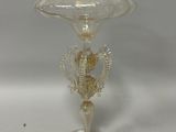 un vase en verre contenant un hippocampe