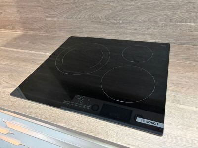 une cuisinière noire à trois brûleurs
