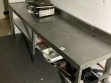 une cuisine équipée d'une table et d'une cuisinière