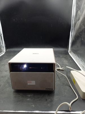 un petit projecteur posé sur une table dans une pièce