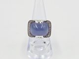 l'image d'une bague contenant une pierre bleue