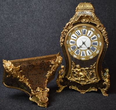 une horloge posée à côté d'une petite étagère