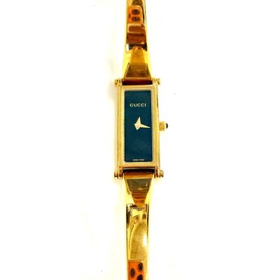 une photo d'une montre-bracelet pour femme avec un bracelet à motif léopard