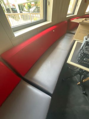 une cabine rouge et blanche sur laquelle se trouve une machine à écrire