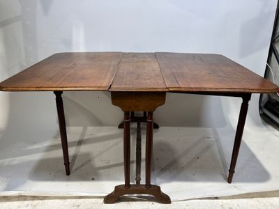 Table console à volets en bois mouluré. - Photo 1