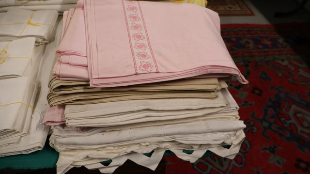 Lot comprenant 7 draps anciens ajourés, 3 draps modernes, à netto...