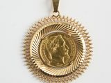 gros plan d'une pièce d'or sur une surface blanche