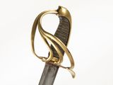 une épée à la poignée dorée sur fond blanc