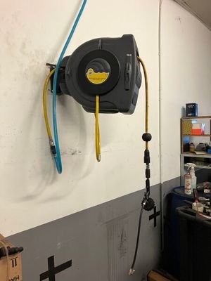 un tuyau fixé au mur d'un garage