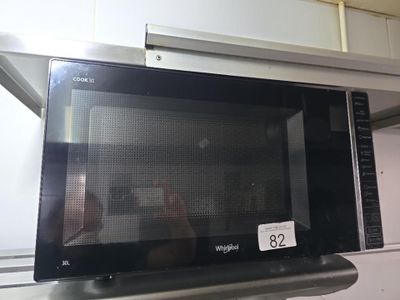 un micro-ondes posé sur une étagère dans une cuisine