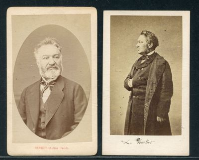 deux photographies en noir et blanc représentant deux hommes en costume-cravate