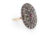 gros plan d'une bague sur fond blanc