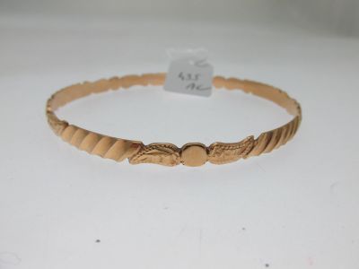 gros plan d'un bracelet sur une surface blanche