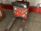 un chariot élévateur qui est garé dans le garage