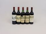 quatre bouteilles de vin sont alignées sur une surface blanche