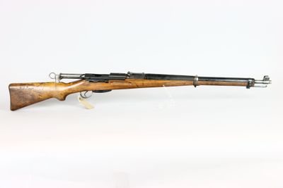 un vieux fusil avec un canon en bois sur fond blanc
