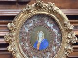 un cadre doré avec la photo d'une femme en robe bleue