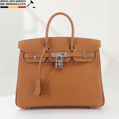 un gros plan sur un sac marron muni d'un cadenas