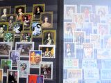 une photo d'un livre avec des photos de personnes dessus