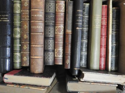de nombreux livres anciens empilés sur une étagère