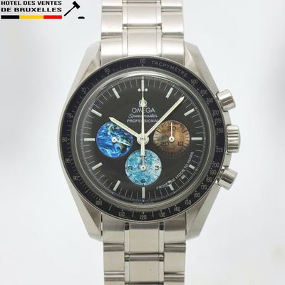 une montre exposée sur une surface blanche