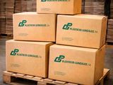 plusieurs cartons empilés les uns sur les autres sur une palette dans un entrepôt