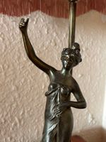 Lampe au pied représentant une jeune femme à l'abat-jour de … (photo 3)