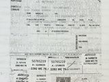 un gros plan d'un document sur lequel figure la photo d'une personne tenant un téléphone portable