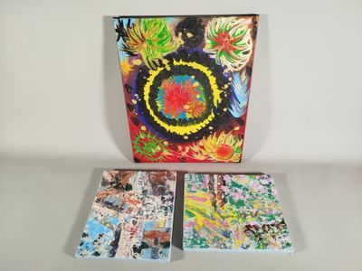 un gros plan d'un livre sur lequel figure l'image d'une fleur
