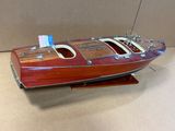 une maquette de bateau en bois exposée sur une table