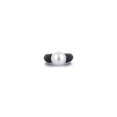 Travail contemporain Bague en or gris noirci 750‰ et perle d…