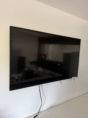 un téléviseur à écran plat fixé au mur d'une pièce
