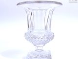 un vase en verre posé sur une table