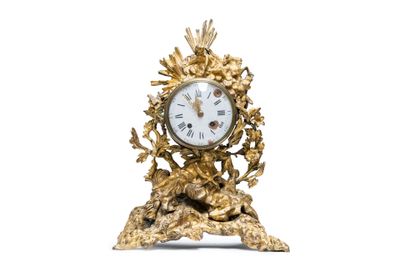 une horloge en or posée sur une table