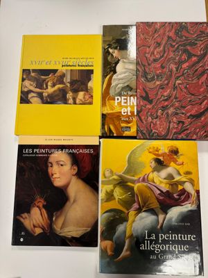 plusieurs livres posés sur une table, avec des photos de femmes et d'hommes