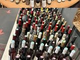Des bouteilles de vin sont empilées sur une table dans un magasin de vins.