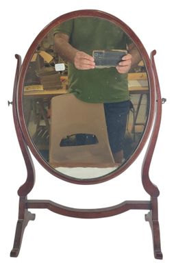un homme se prenant en photo dans un miroir