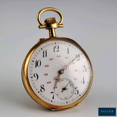 une montre de poche en or avec un cadran blanc et des chiffres